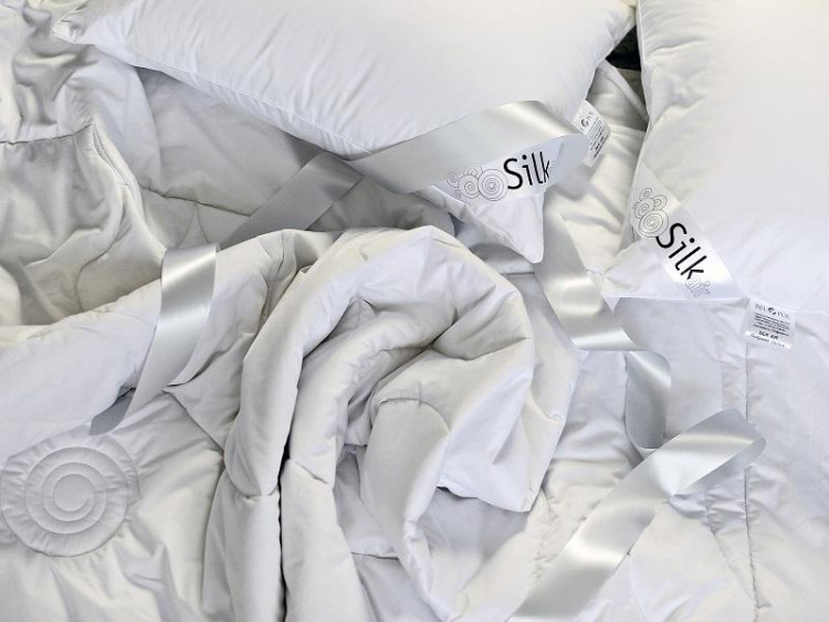 Подушка из шелка и искусственного лебяжьего пуха BELPOL SILK AIR 70х70 средняя